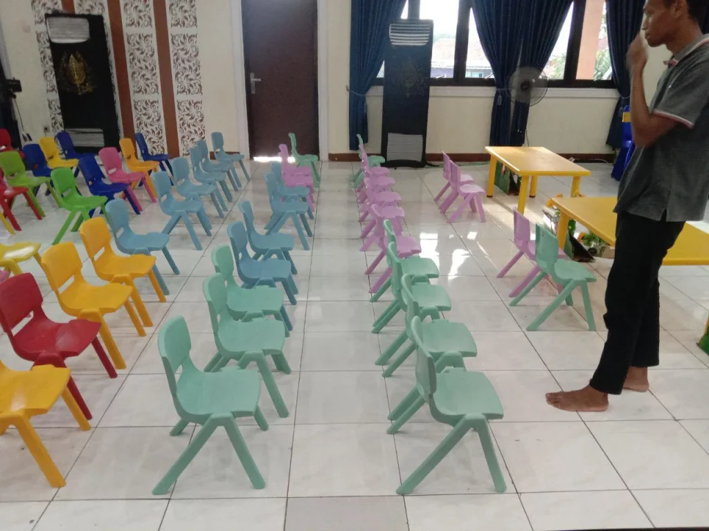 Kursi anak warna-warni tersusun rapi untuk acara pribadi