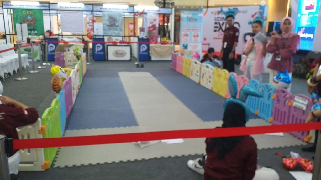 Kids corner berpagar warna-warni di area expo dalam mal